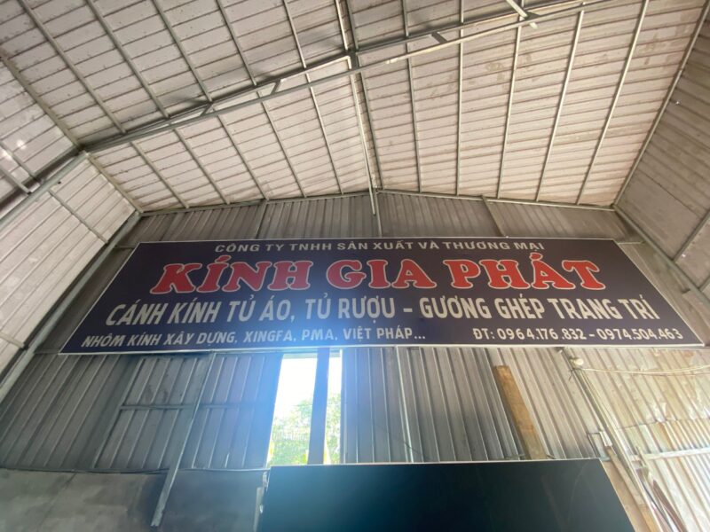 xưởng gia công cánh kính tủ