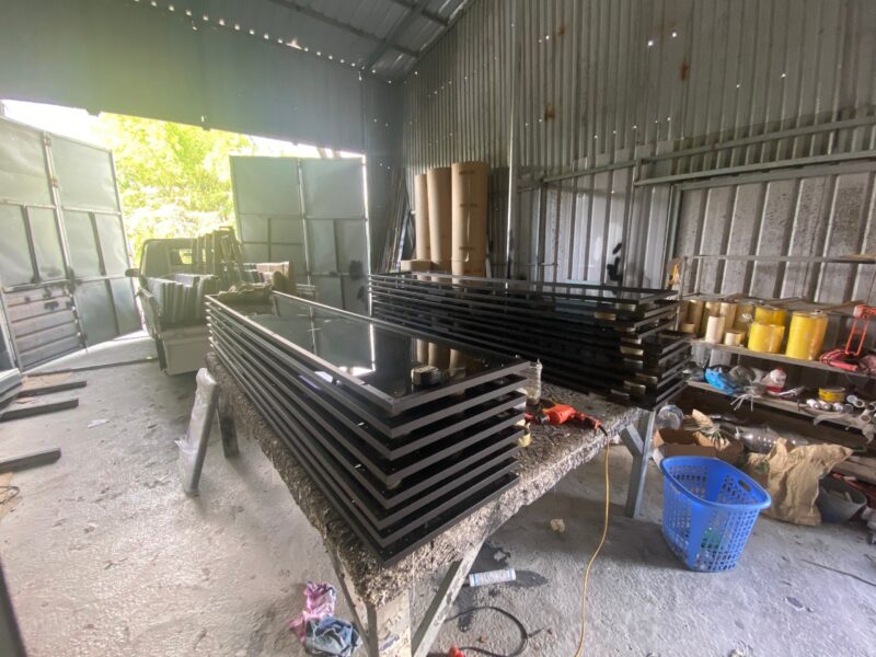 Gia công cánh kính tủ